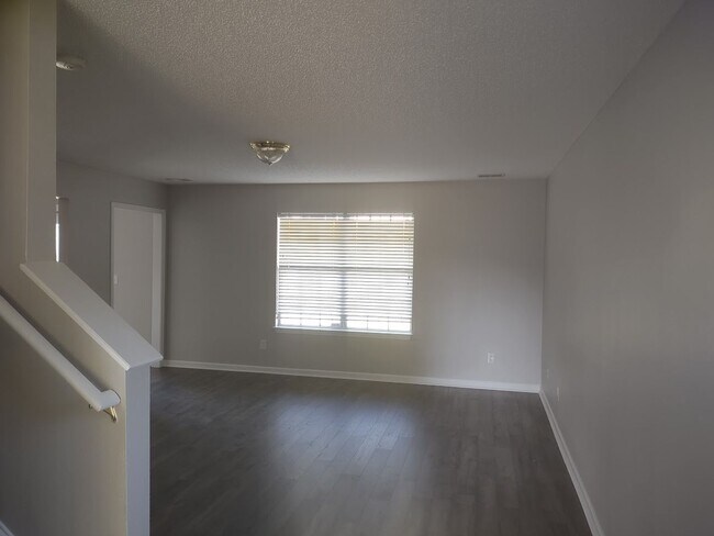 Foto del edificio - Wonderful Four Bedroom Home in Northeast C...