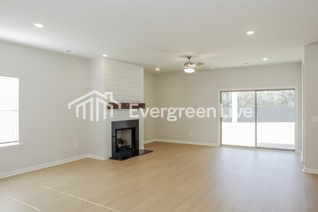 Foto del edificio - 14665 Mountain Strm Dr