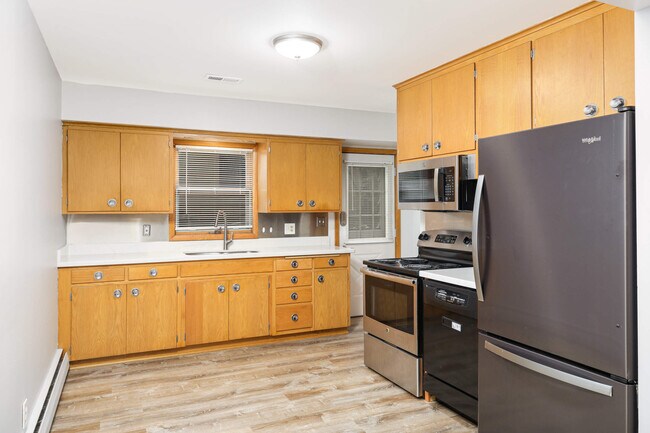 Kitchen - 2525 Maple Ln