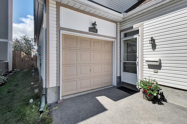 Building Photo - 966 Sheenboro Cres