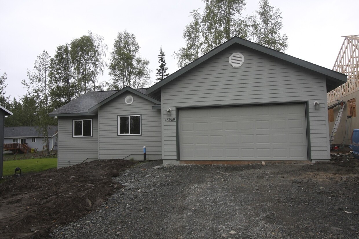 Foto principal - 3 Bedroom Eagle River Home!