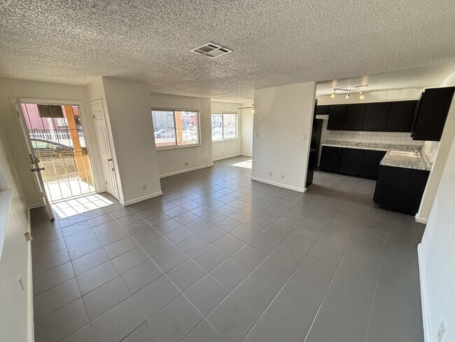 Foto del edificio - 6940 Hopkins Dr