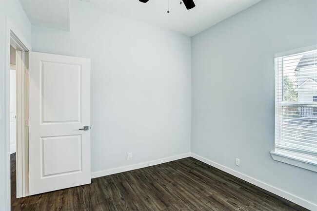 Building Photo - 225 N Everton St