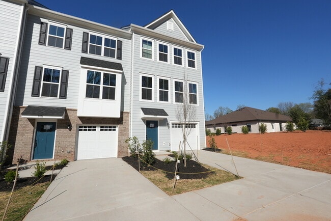 Foto del edificio - A large spacious home in Arbor St!