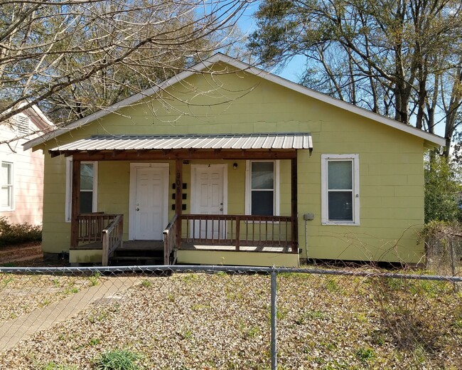 Front of building facing Magnolia - 305 S Magnolia St