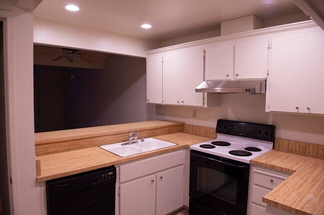 Kitchen - 4989 Geomax Ct