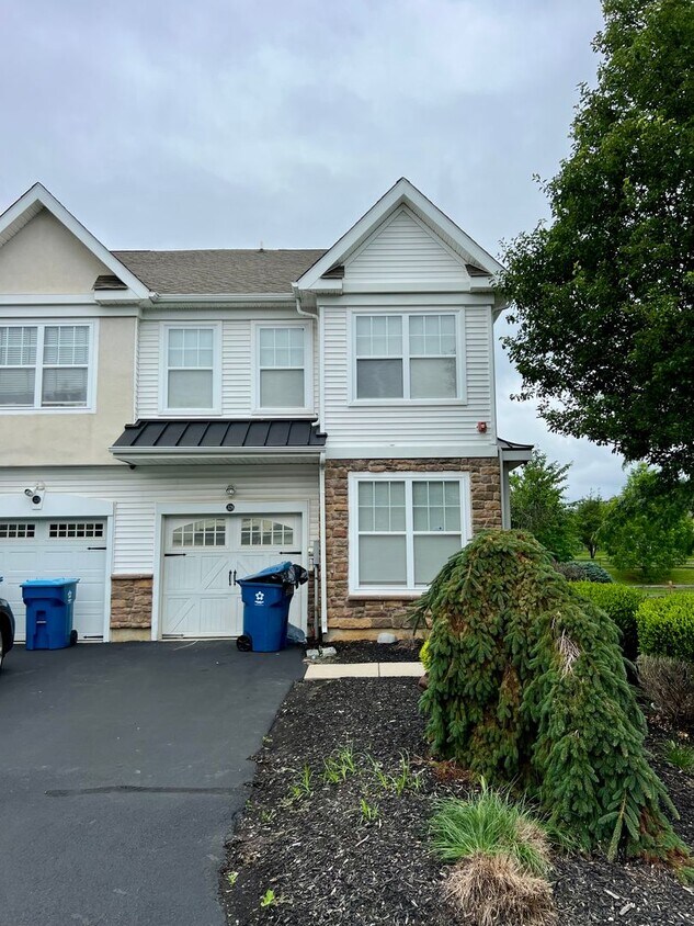 Foto principal - Stunning 3-Bedroom Townhome with Loft in W...