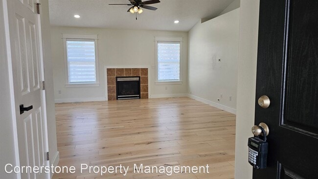 Building Photo - 3 br, 2 bath House - 3850 N Weston Ave