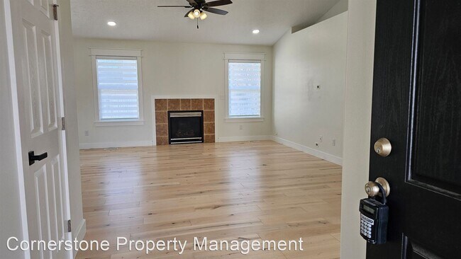 Foto del edificio - 3 br, 2 bath House - 3850 N Weston Ave