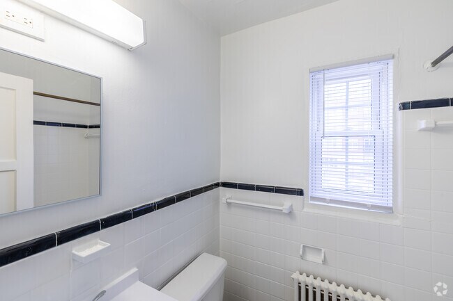 2 habitaciones, 1 baño - 960 pies cuadrados - Baño - Belvedere Apartments