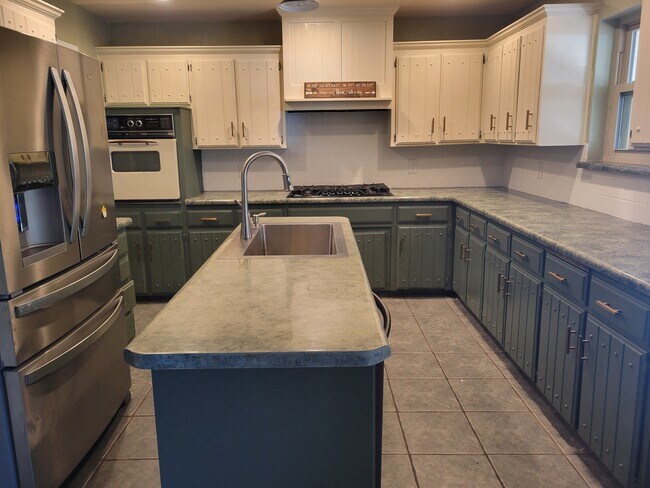 Building Photo - 2112 Bentham Pl
