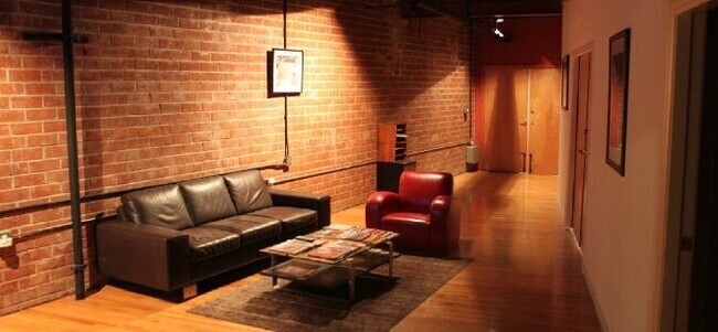 Foto del edificio - 5401 Alvern Cir