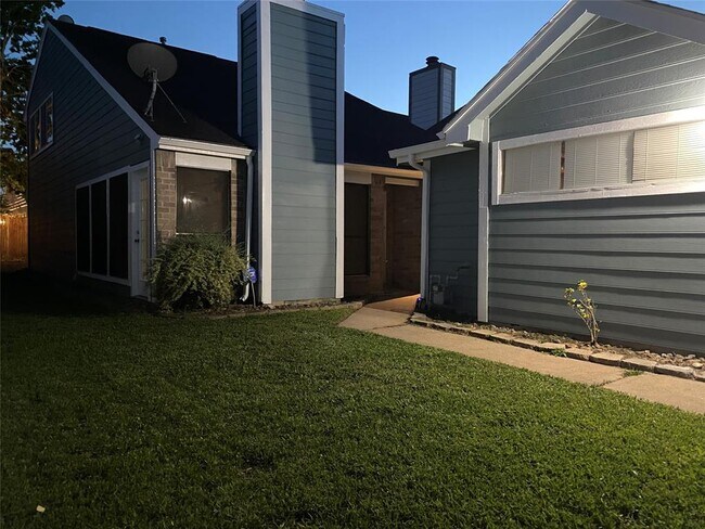 Building Photo - 11831 Fairpoint Dr