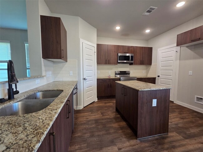 Foto del edificio - 9910 Grosbeak Ln