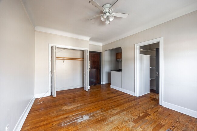 Building Photo - 948 W Cuyler Ave