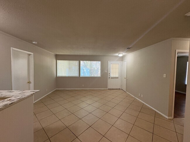 Building Photo - 704 Osage Dr