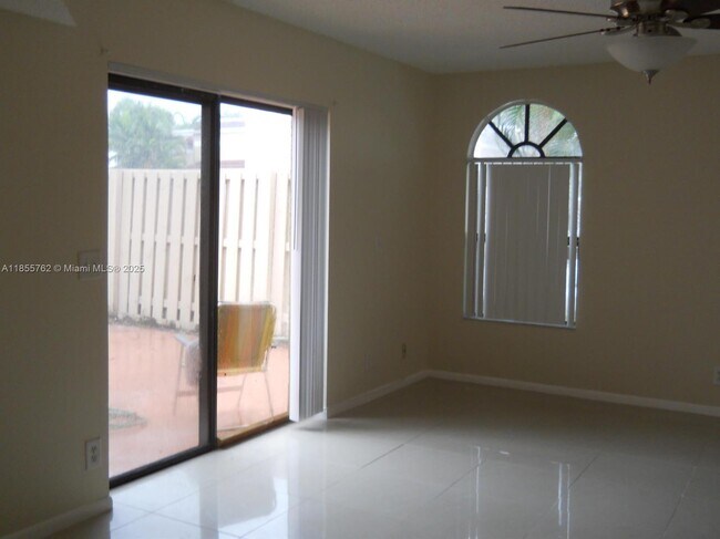 Foto del edificio - 3955 Village Dr