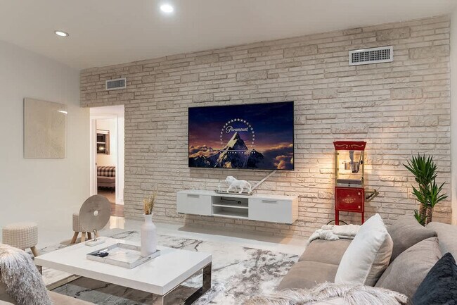 Building Photo - 20010 Highland Lakes Blvd