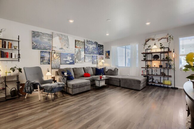 Foto del edificio - Spacious 3-Bedroom Home with Modern Finishes in North Broomfield
