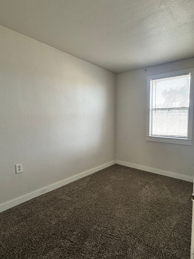 Foto del edificio - 3 bedroom 1 bathroom remodeled home, w/d h...
