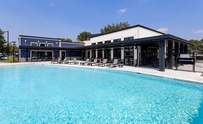 Salt Water Pool - Winwood Apartments