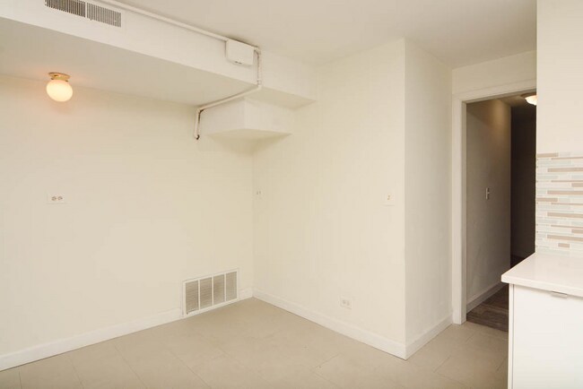 Building Photo - 1160 N La Salle Dr
