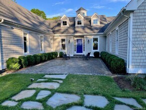 Building Photo - 70 S Country Rd