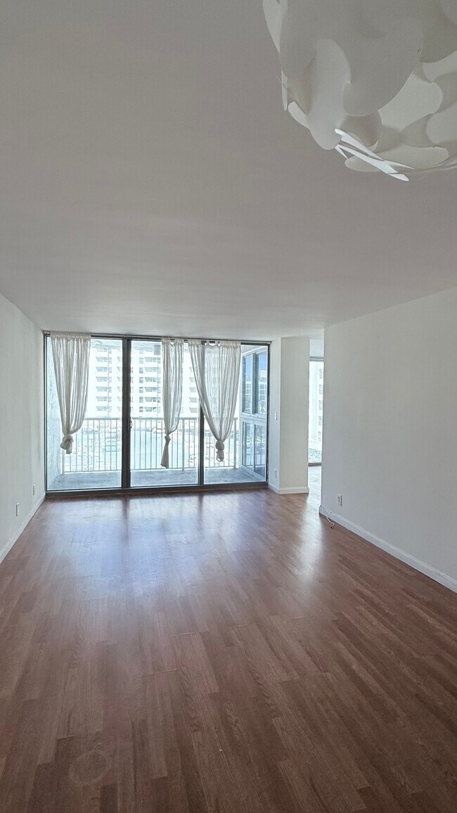 Building Photo - 2655 Collins Ave