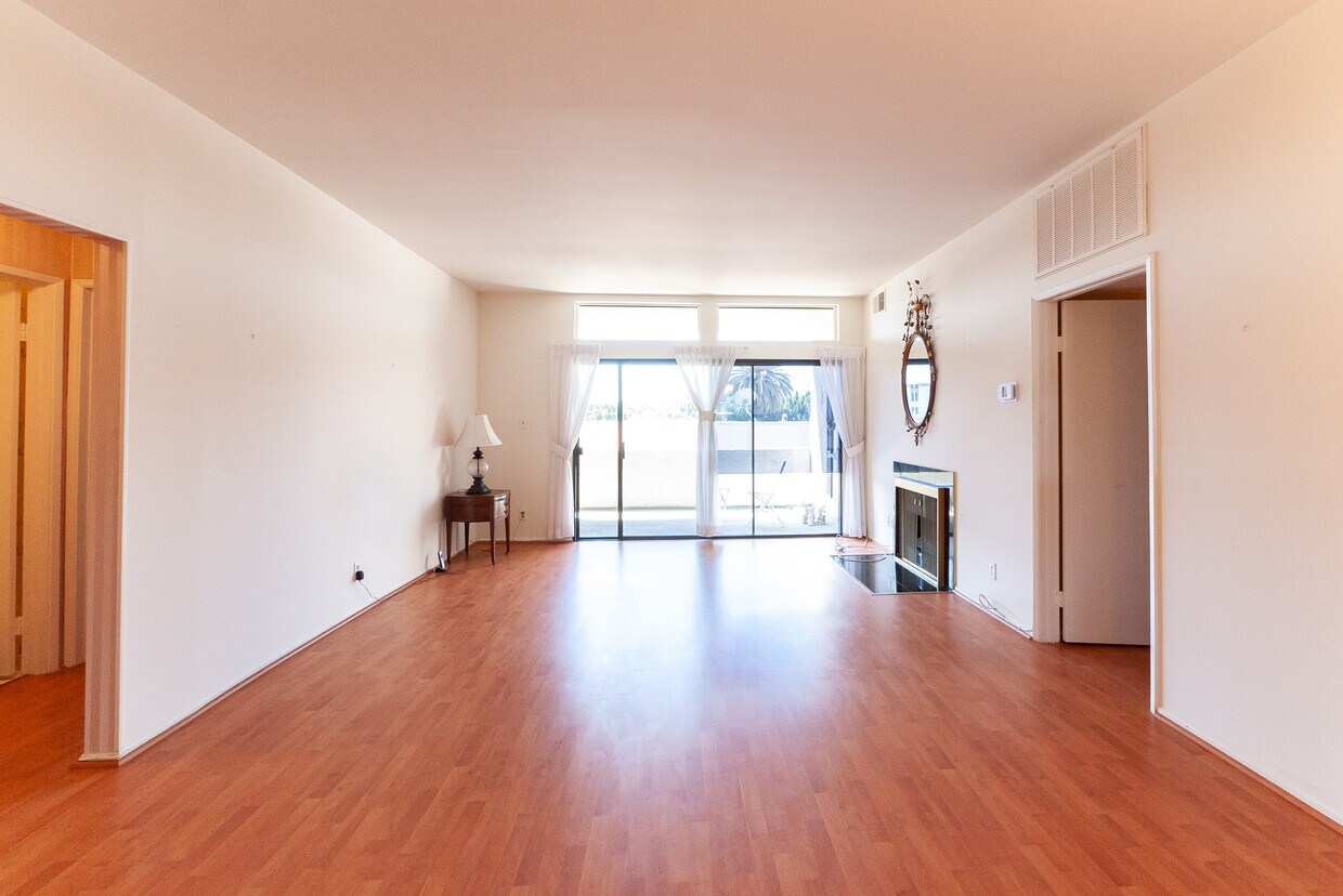 Foto principal - 729 S Hobart Blvd