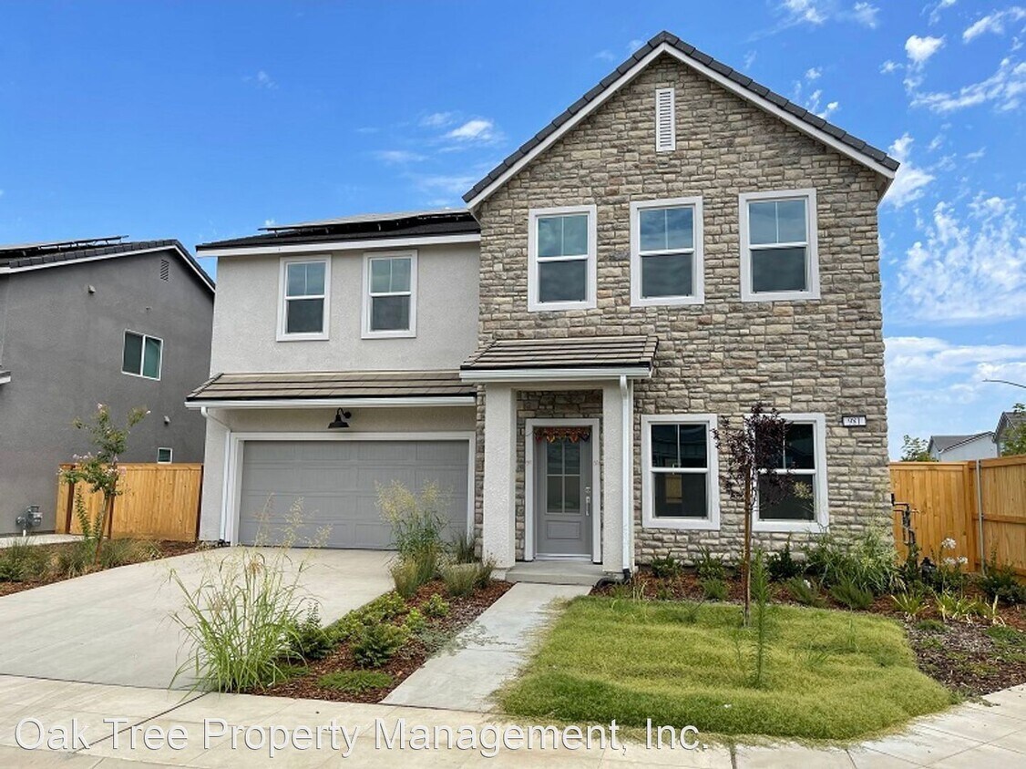 5 br, 3.5 bath House 981 Lester Avenue House for Rent in Clovis, CA