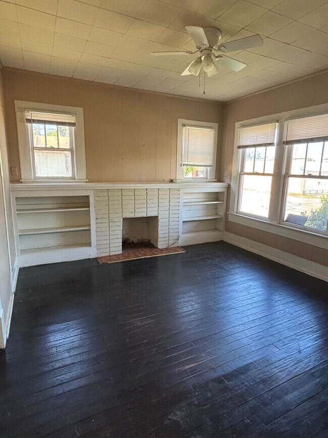 Foto del edificio - Charming 2 bedroom with natural hardwood floors
