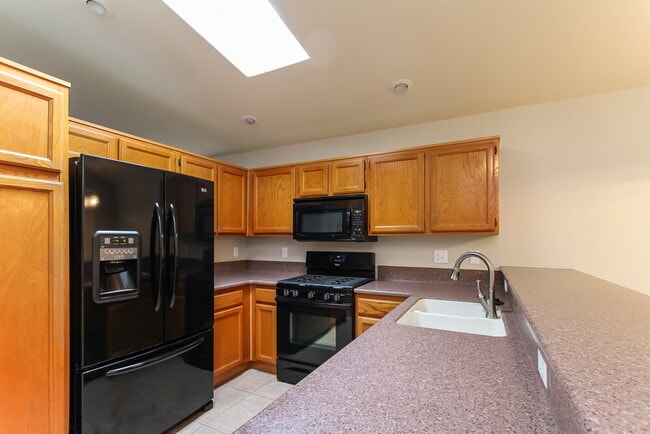 Building Photo - 932 Clubview Dr