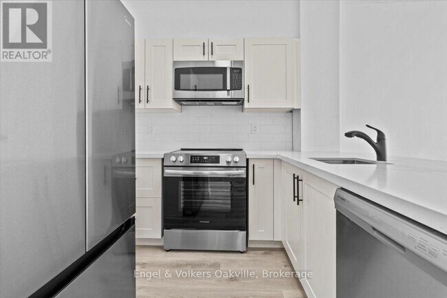 Photo du bâtiment - 2511 Lakeshore Rd W