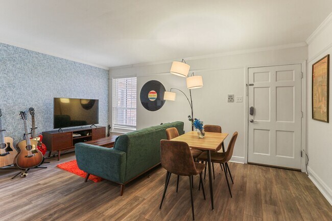 Foto del edificio - Gated Condo steps from Maple Street & St Charles!