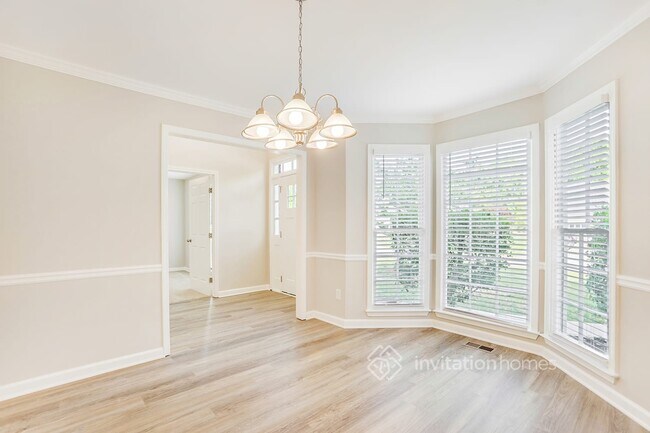 Building Photo - 5081 Stratford Way