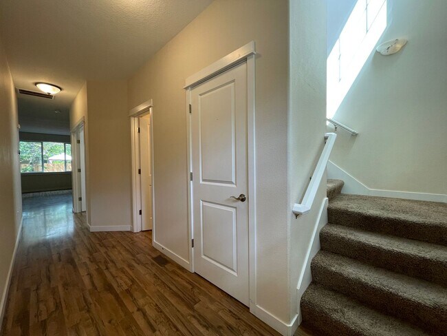 Building Photo - 4Bd/3Ba Traditional Hillsboro Home in the ...
