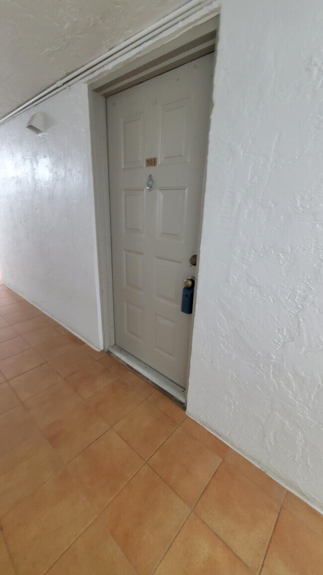 Foto del edificio - 721 N Pine Island Rd