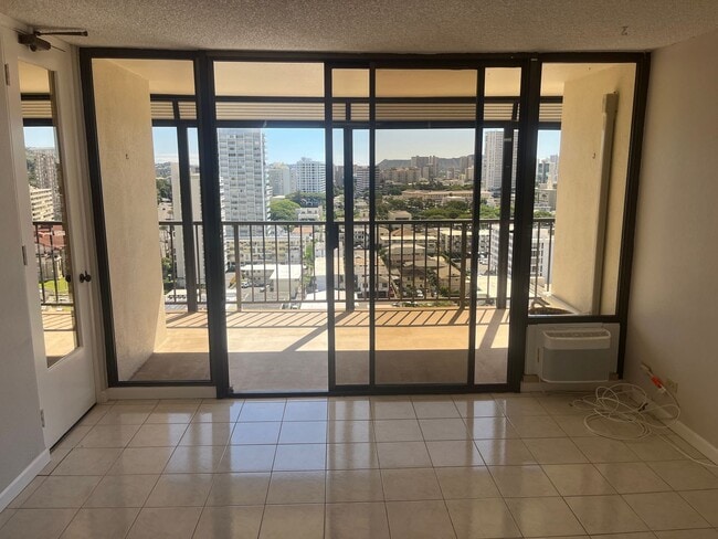 Building Photo - Must See Unit in Makiki!!!