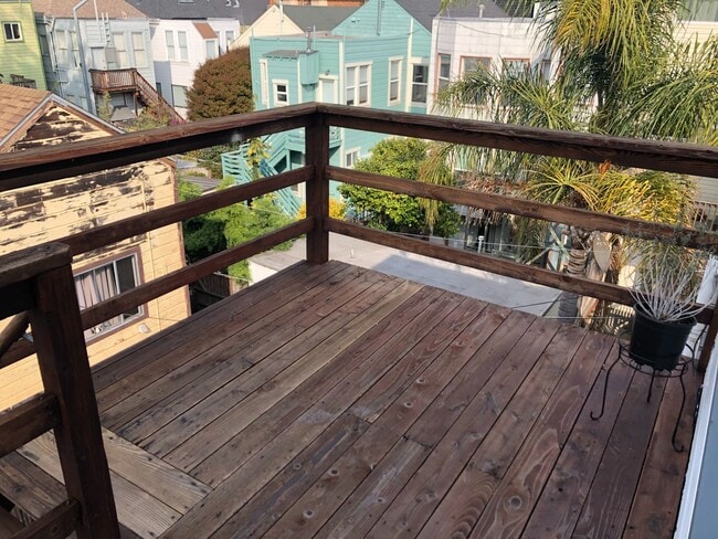 Building Photo - Top Floor Remodeled rent controlled apartm...