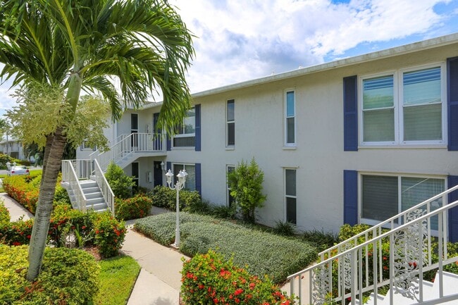 Building Photo - GLADES COUNTRY CLUB 2/2 WITH GOLF BEAUTIFUL UNIT READY FOR YOU TO RENT SEASONALLY