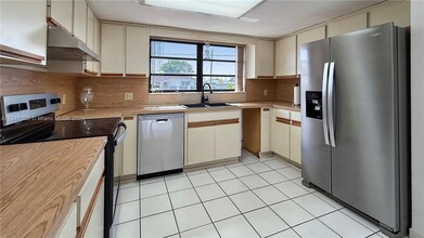 Building Photo - 8877 SW 36th St