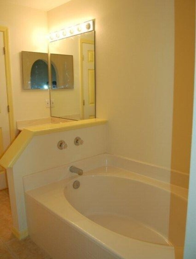 Foto principal - 7403 Overland Park Blvd W