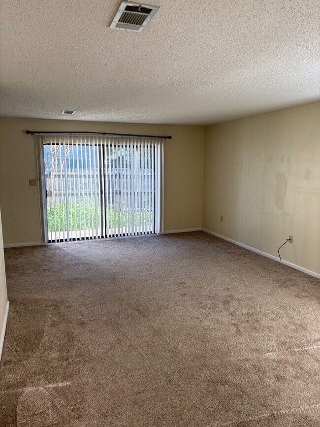 Building Photo - "Charming 2-Bedroom Townhouse in Mary Esth...