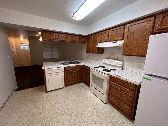 kitchen - 1347 N Archie Ave