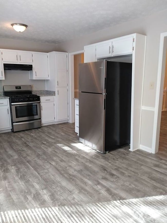 Building Photo - Now Available! 5 bedroom 2 bath home!
