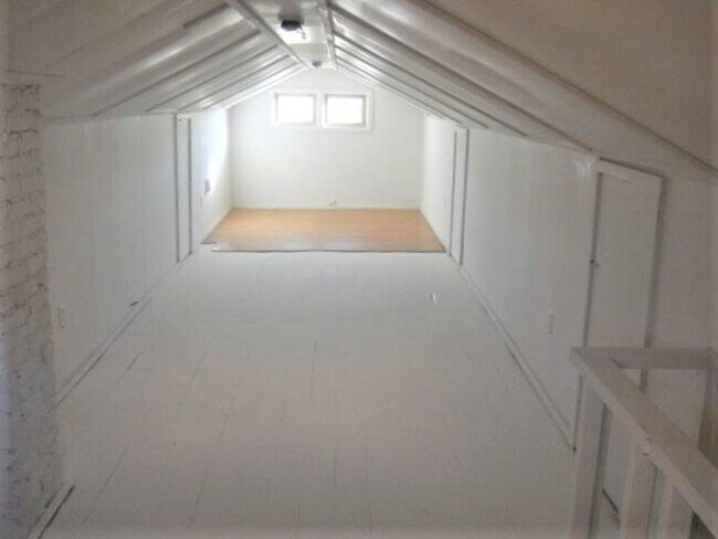 Foto del edificio - PRE-LEASING | Private Stone Home on Acreage Near Nixa