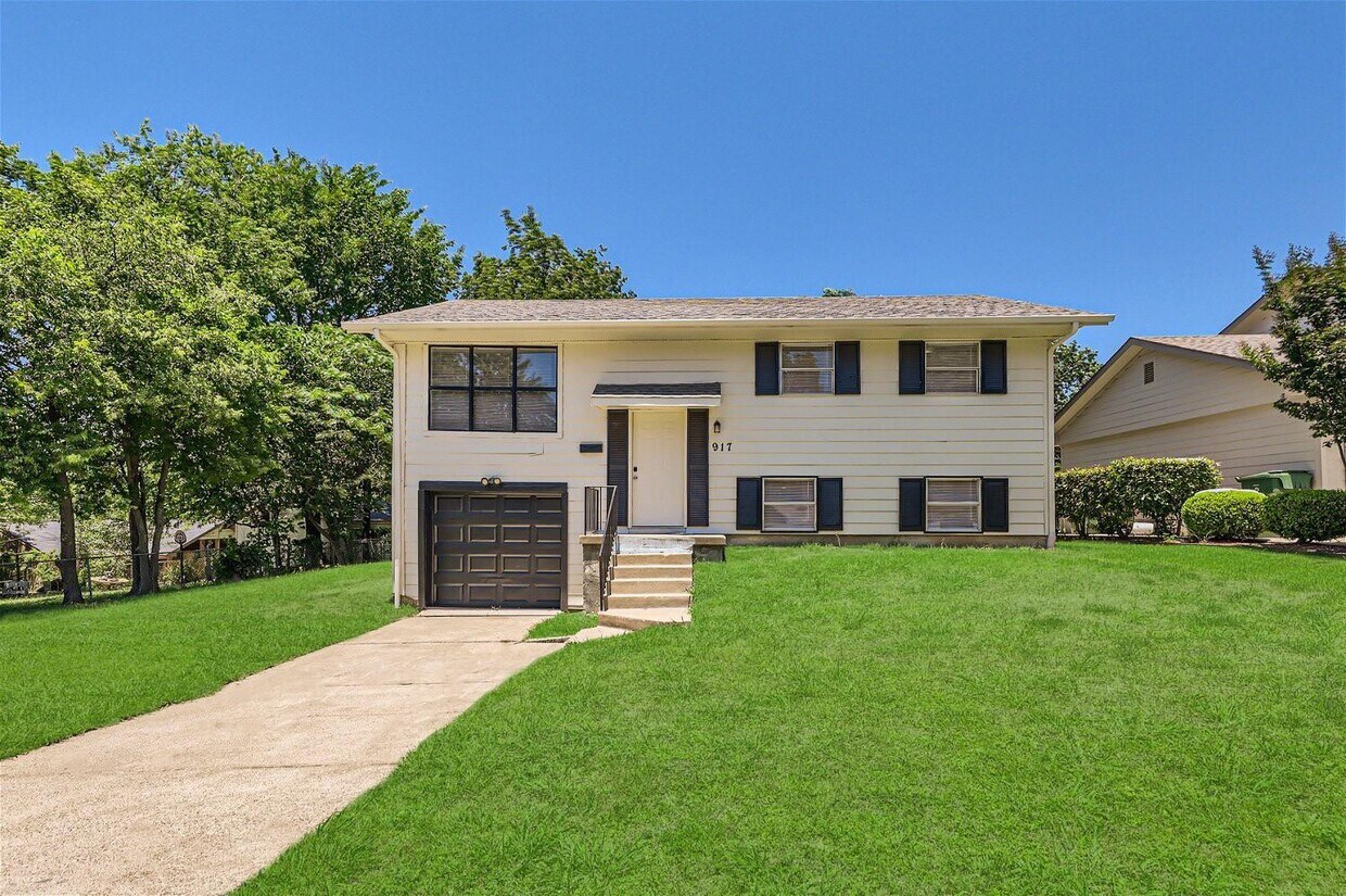 Primary Photo - 917 Montclair Drive