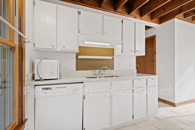 Building Photo - 205 W Poplar Ave