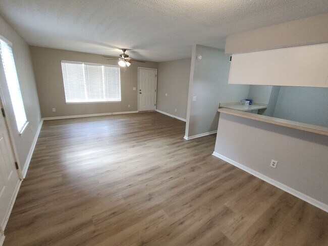Building Photo - NEWLY RENOVATED 3 Bed/1.5 Bath close to CC...