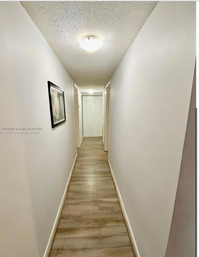 Foto del edificio - 4850 SW 63rd Terrace